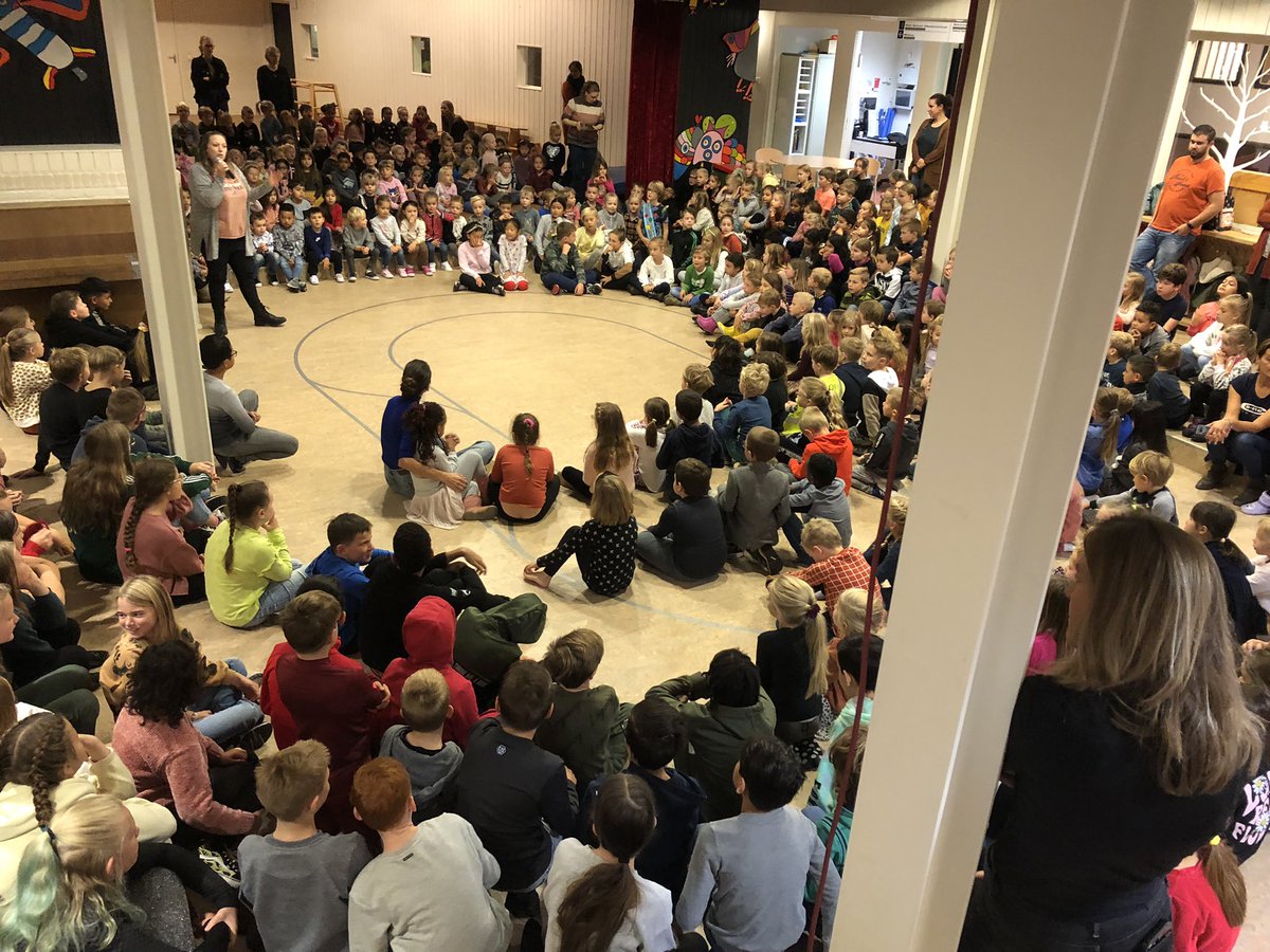 Elzeneindschool's tweet photo. Het kan en mag weer….alle kinderen samen om de Kinderboekenweek 2021 te openen. ☺️
“Wat wil je later worden” kind>” ik wil later op @Elzeneindschool werken!” Blij!!!! @SAAMscholen https://t.co/WQIkBUIFpX