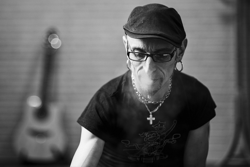 Hoy cumple 55 años Fito Cabrales, voz y alma de Fitipaldis y los siempre añorados Platero y Tú.

Fito y Fitipaldis fue la primera banda en España que colocó toda su discografía a la vez entre los 100 discos más vendidos de España. Sucedió en 2006 y eran cuatro discos.