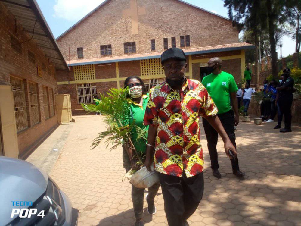 IGIHE's tweet photo. Abaturage n’abayobozi b’inzego z’ibanze bo mu Murenge wa Kimisagara, Akarere ka Nyarugenge bateye ‘Ibiti by’Amahoro’ mu midugudu yose igize uyu Murenge, nk’ikimenyetso cyo kwinjira mu Kwezi k’Ubumwe n’Ubwiyunge.

https://t.co/EahSYg9B8j https://t.co/c1ZlZL8pe7
