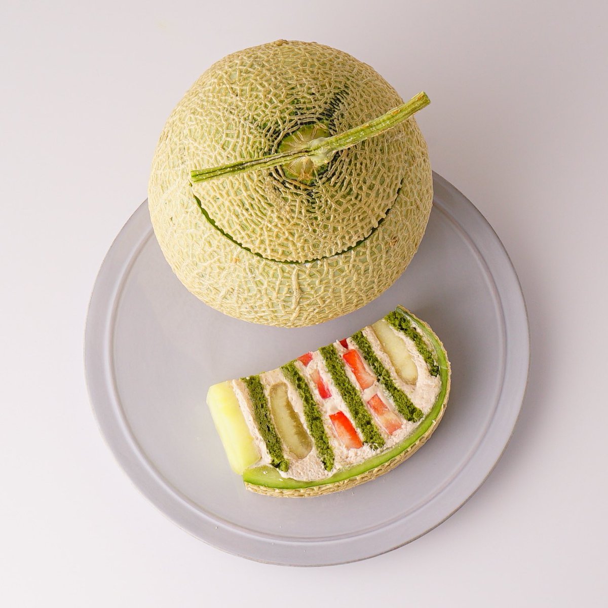 Cake Jp ケーキ通販 期間限定 まるごとメロンケーキ秋味 世界初のメロンケーキ職人 である パティシエ加藤幸樹氏監修 まるごとメロンケーキの秋の新作が登場です 高級抹茶 と マロン の上品な味わいが特徴です ぜひお試しください