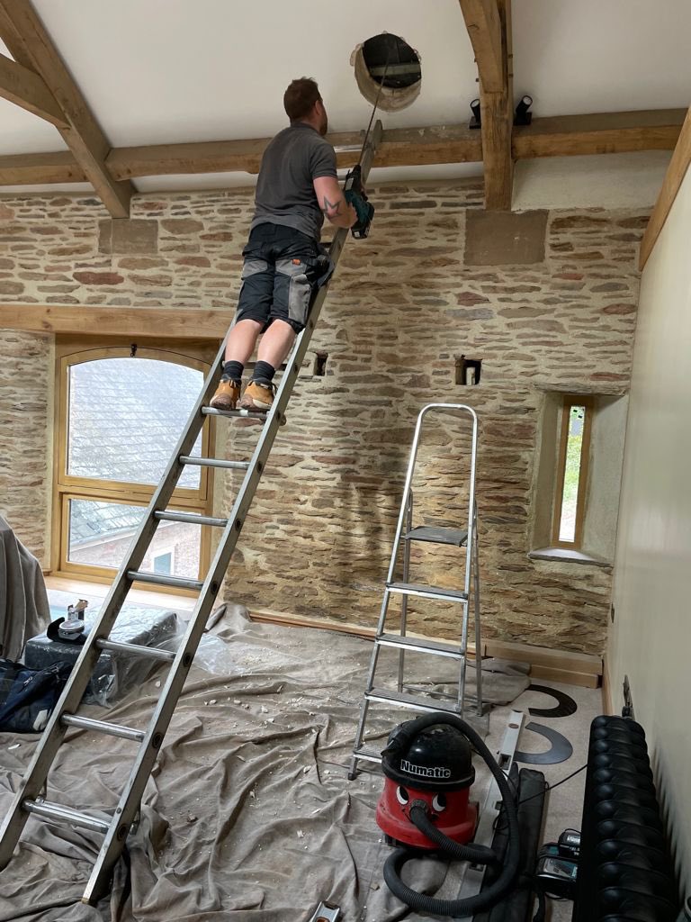 Here is a rather large and heavy duty 12KW Clearview 650 stove we fitted at Wheddon Cross on Exmoor. 

This stunning newly converted barn is sure to feel a lot more complete with the addition of this stove under fire for the colder months that lie ahead

#stoves #newhome #exmoor