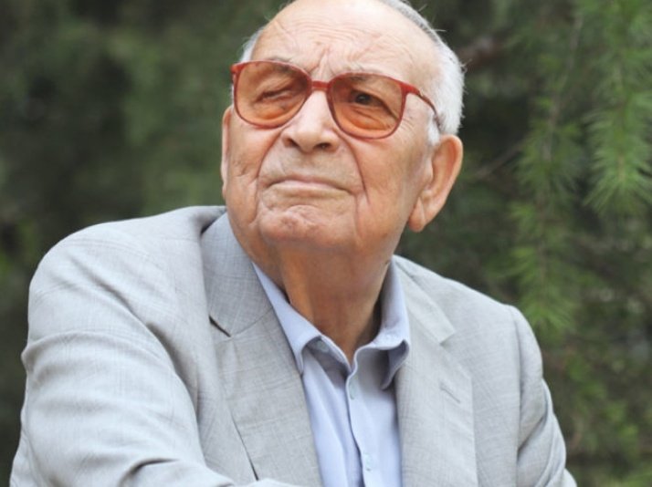 ahmed_arif_21's tweet photo. Edebiyatın koca çınarı...
İyi ki doğdun büyük Usta...
🌹🌹🌹🌹🌹
"Yalanın Gücü,
Doğrunun güçsüzlüğünden değildir...
Yalan teşkilat kurmuş,
Doğru yalnızdır"
#YaşarKemal https://t.co/TAWWczmcBJ