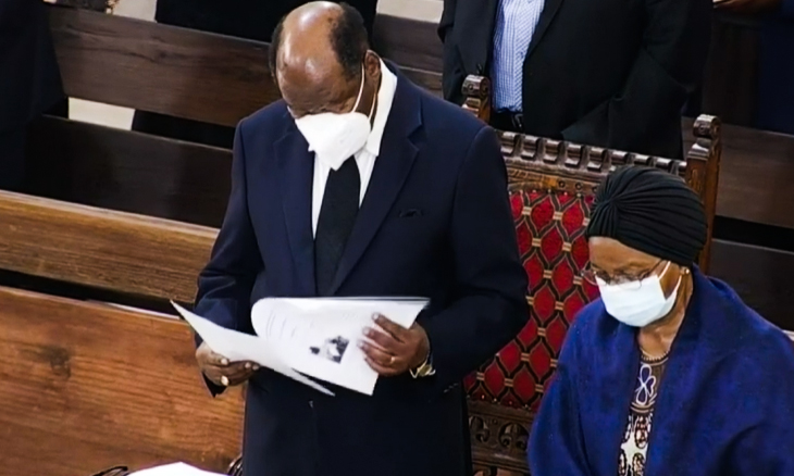 opaisonline's tweet photo. A cerimónia conta com a presença de familiares, amigos e algumas personalidades, com destaque para o antigo Chefe de Estado, Joaquim Chissano
#exequias #domalexandre #opaisonline #opais #gruposoico
https://t.co/0HVBW6Vq9L https://t.co/oTDFtHTJLh