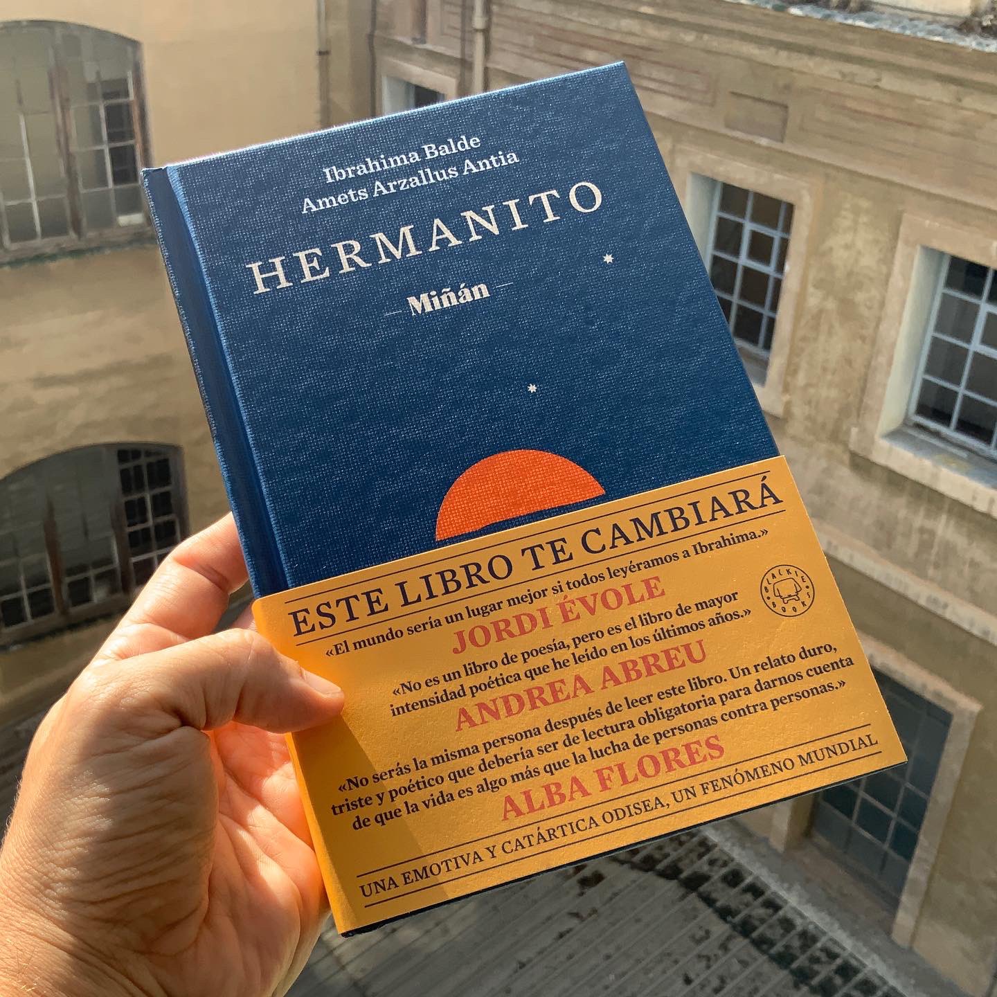 Ander Izagirre on X: "Es el relato de un chaval guineano que cruzó el  Sáhara y el Mediterráneo en busca de su hermano desaparecido. Lo  escribieron su protagonista Ibrahima Balde y el