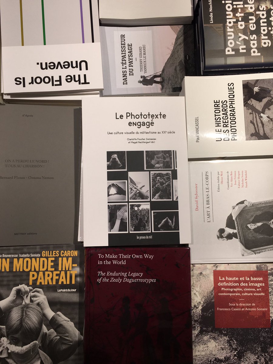 Ce week-end, j’ai pu constater que nous étions en excellente compagnie à la librairie <a href="/jeudepaume/">Jeu de Paume</a> 🤩😍 les actes du colloque « le phototexte engagé », dans lesquels vous trouverez mon article mode d’emploi pr lire un photomontage dadaïste d’Hannah Höch, Dada-Panorama. 😊
