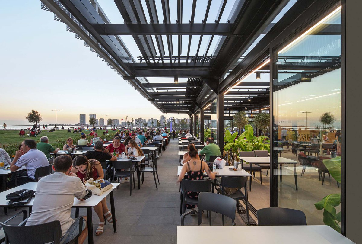 arkiteracom's tweet photo. İzmir Bostanlı’da bulunan Yasemin Kafe, atlattığı bir yangının ardından @mertuslu_ Mimarlık tarafından renove edildi ve yeniden tasarlandı.

https://t.co/9qvXPDSrxP https://t.co/vXphlEnurm