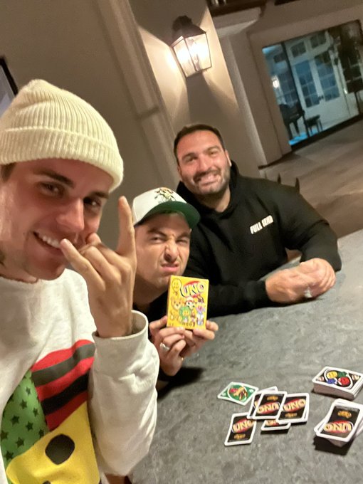 1 pic. Uno by @drewhouse and @happydad’s tonight with @justinbieber. https://t.co/pM0gQfBNvE