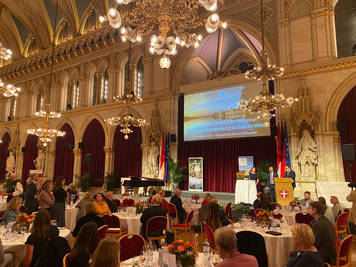 tnwbbl's tweet photo. Die TMB Tourismus-Marketing Brandenburg 
stellte gestern in Wien zusammen mit Wirtschaftsminister Jörg Steinbach, Kultusministerin Manja Schüle und der DZT das Reiseland Brandenburg, anlässlich des Tags der Deutschen Einheit, vor. #nachbrandenburg @joergstb https://t.co/3isyNGRGXc