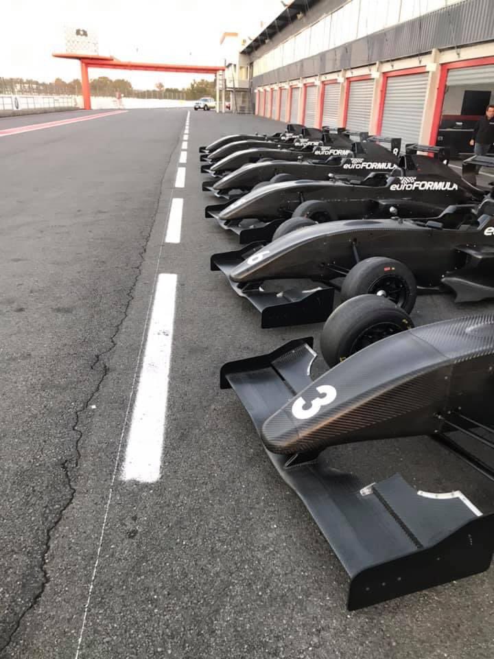 EUROFORMULASCH1's tweet photo. Le Club Euroformula est de retour sur le circuit du Val de Vienne avec un beau soleil au programme ☀️💪#euroformula #stages # pilotage #formulerenault #circuit https://t.co/OkkKOYLjD9