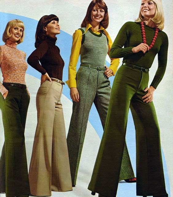 setentaysei76's tweet photo. Los 70 fueron muy disyuntivos en cuanto a la moda. 

Habían looks y maquillajes más arriesgados, peinados con flequillos, estampados psicodélicos y muchos pantalones oxford.

#Roma5 #50HuellasET #Altax4D #Moda https://t.co/7Ir9wbTGDq