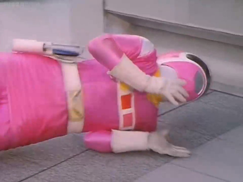 SRyona6699's tweet photo. メガピンクは、彼女に大きなダメージを与え、彼女に手を胸に当てさせるネジピンクに襲われます#リョナ #特撮 #センチリョーナ #メガピンク #ryona #megapink #sentairyona #tokusatsu https://t.co/x1An2HBVVs
