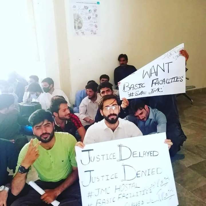 BMC_OfficialPAK's tweet photo. جھالاوان میڈیکل کالج کے طلباء وطالبات جھالاوان میڈیکل کالج خضدار میں زندگی کی بنیادی ضروریات نہ ہونے کی وجہ سے احتجاج کر رہے ہیں۔کالج میں بجلی ہے نہ پڑھنے کے لئے لائبریری، نہ رہنے کے لیے ہاسٹل.حکومت سے اس معاملے کو ترجیحی بنیادوں پر حل کرنے کی استدعا ہے.
#Facilitate_JMC
#Save_JMC https://t.co/sCMoqrPFsQ