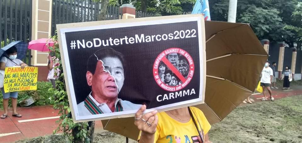 ABCarlosTayag_'s tweet photo. TIGNAN: Nagkasa ng indignation rally ang sektor ng kabataan sa CHR upang tutulan ang ang pagtakbo ni Marcos bilang presidente. Malinaw ang panawagan na huwag payagan maupo ang isang Marcos o Duterte! 

#NeverAgain
#NoDuterteMarcos2022 https://t.co/mhdFR8JFZC