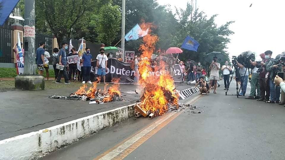 ABCarlosTayag_'s tweet photo. TIGNAN: Nagkasa ng indignation rally ang sektor ng kabataan sa CHR upang tutulan ang ang pagtakbo ni Marcos bilang presidente. Malinaw ang panawagan na huwag payagan maupo ang isang Marcos o Duterte! 

#NeverAgain
#NoDuterteMarcos2022 https://t.co/mhdFR8JFZC