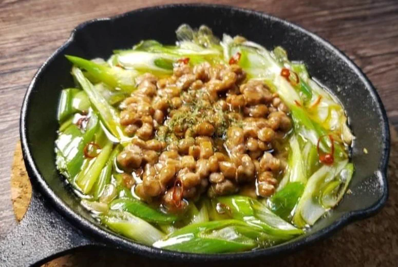 意外な組み合わせだけど美味しそう！納豆とアヒージョを掛け合わせたレシピ！