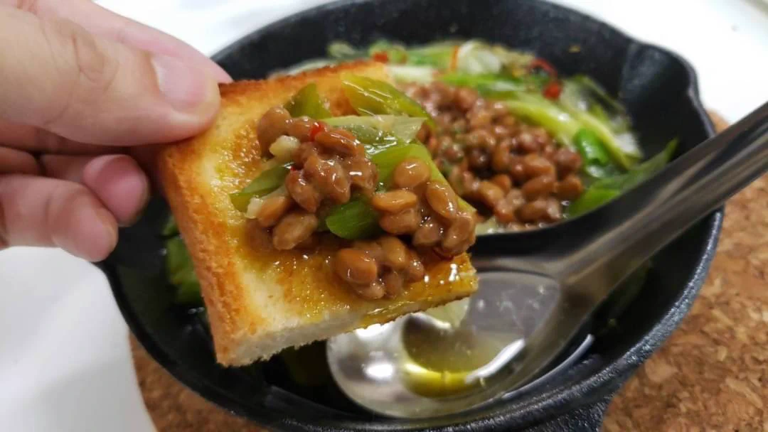意外な組み合わせだけど美味しそう！納豆とアヒージョを掛け合わせたレシピ！