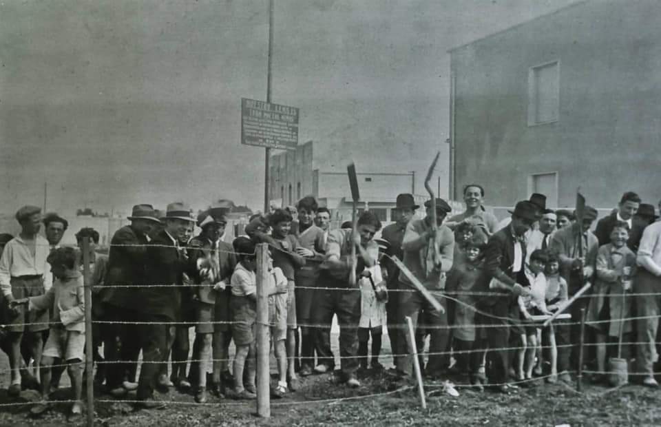 parquechasweb's tweet photo. Foto del AGN 1934, cuando los vecinos de Parque Chas se movilizaron para que la fábrica de ladrillos frente a la escuela Petronila Rodriguez (Andonaegui y Constantinopla) se abrieran las calles para que los chicos no tuvieran que dar una gran vuelta. Gentileza Magdalena Eggers https://t.co/31QEf4Dpys