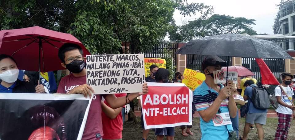 AnakbayanFEUA's tweet photo. TIGNAN: Nagkasa ng indignation rally ang mga iba't ibang progresibong grupo sa harap ng CHR upang ipahayag ang pagtutol at pagkundena sa pagtakbo ni Bongbong Marcos sa pagkapresidente sa Halalan 2022.

NEVER AGAIN! TUTULAN ANG MARCOS-DUTERTE TANDEM SA 2022! https://t.co/5F3wQrfKdd