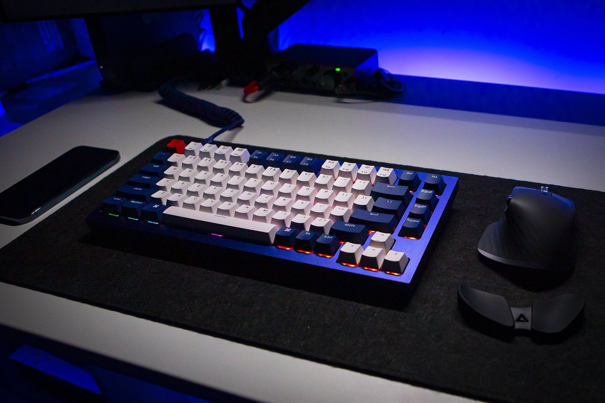 koobitor's tweet photo. My Desktop Setup for Q4 2021 #desktop #desksetup #keychron https://t.co/gRCzcxZNKm