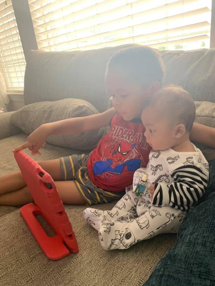 Nad_ia_'s tweet photo. Chewy &amp; Poopy 👶🏽🧑🏽‍🦱 https://t.co/YUkkwtYkNx