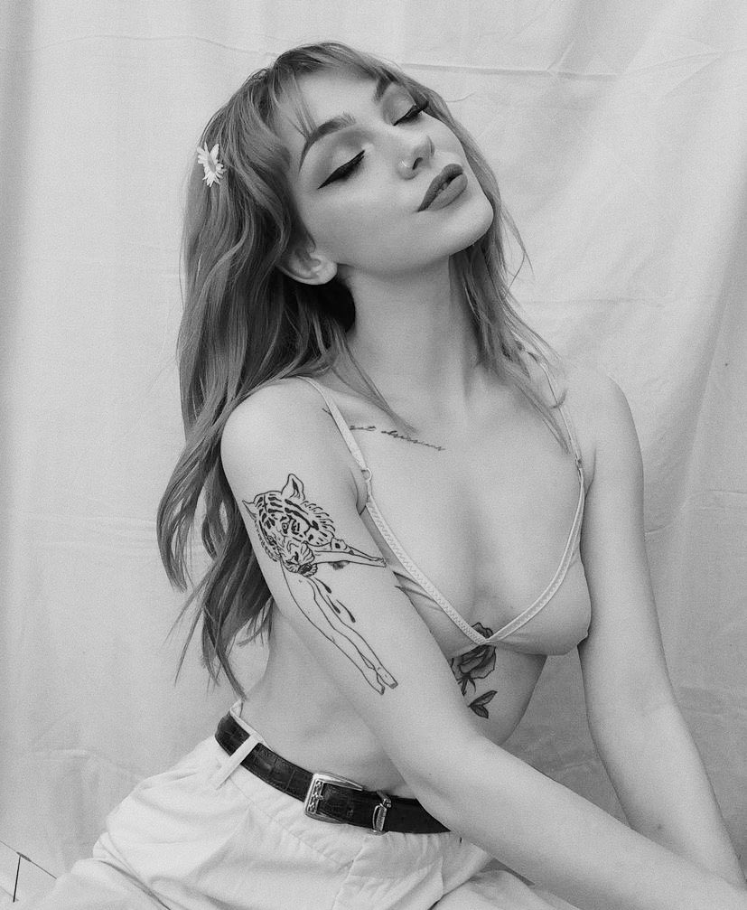 BLAKE. BLAKE. BLAKE. 

twenty five. 

nsfw. bisexual. leo sun. gemini rising. stoner. pasta lover. coffee addict. clueless. twenty +. 

be my friend. 
i’m desperate. 

show your friends.
like for a message. 💌