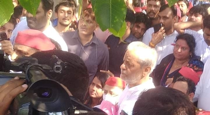 एक साथी ने फोटो भेजी फोटो मे राहुल भारती जी के पीछे मैं खड़ा था और राष्ट्रीय अध्यक्ष जी को सुन रहा था, किसानों को न्याय दिलाने के लिए राष्ट्रीय अध्यक्ष जी लगातार संघर्ष कर रहे हैं और हम राष्ट्रीय अध्यक्ष जी के सिपाही सदैव उनके साथ कंधे से कंधा मिलाकर खड़े रहेंगे ।
<a href="/yadavakhilesh/">Akhilesh Yadav</a>