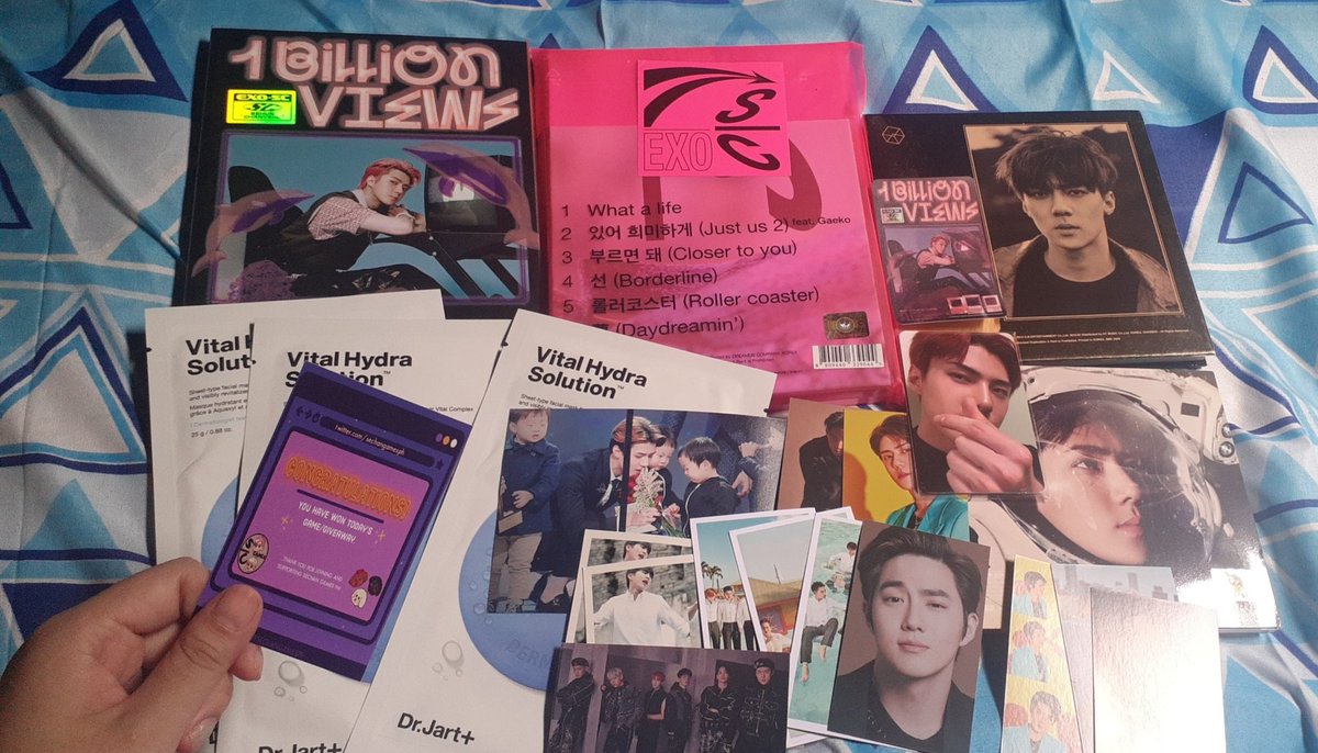 CuteSehun2's tweet photo. Thank you so much po @sechangamesph 🥰 Natanggap ko na po 'yung Sehun Box with DMD poster kanina before class. Super busy yung month na 'to kaya nagulat ako nung may dumating na parcel 🥺💛 God bless you po! 💛 https://t.co/IUPMLQ95AN