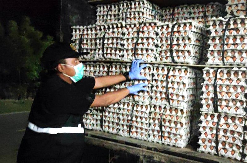 BarantinRI's tweet photo. 12 Ton Telur Tak Berdokumen Lengkap Ditolak Masuk Sumbawa

@kementan @SKP_Sumbawa

#PatuhKarantina #Barantan #KarantinaPertanianSumbawa https://t.co/Oh9biXASr5