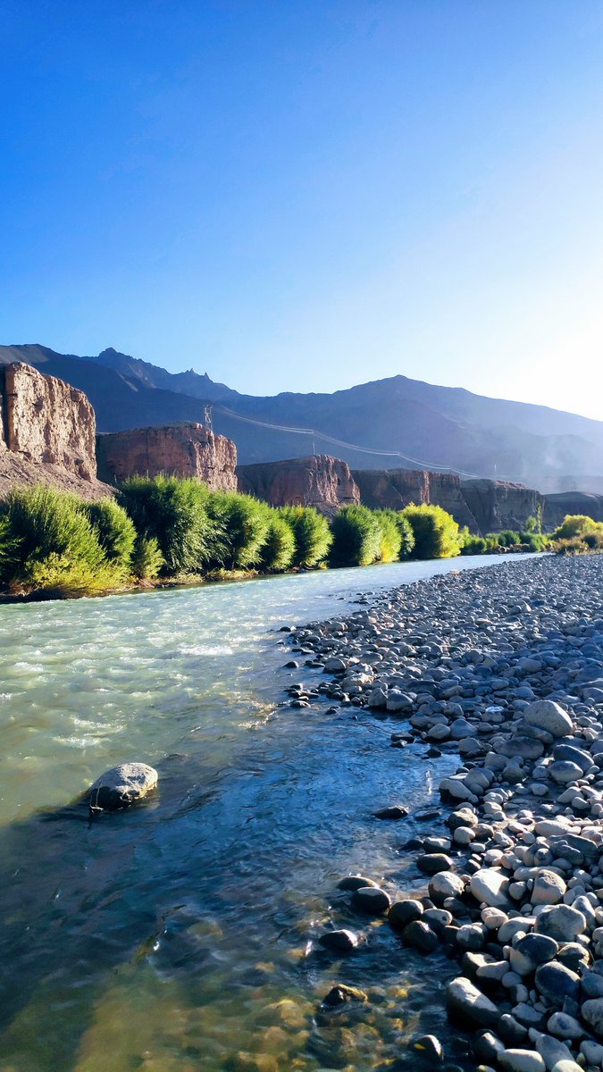 LehAirport's tweet photo. #LehAirport shares some facts about #sindhu or #IndusRiver. It's conventional name derives from the Tibetan&Sanskrit name #Sindhu. It is one of the longest rivers in the world, with a length of some 2k miles. Its total drainage area is about 450,000 square miles. #mesmerisingview https://t.co/0qLbA0bG2O