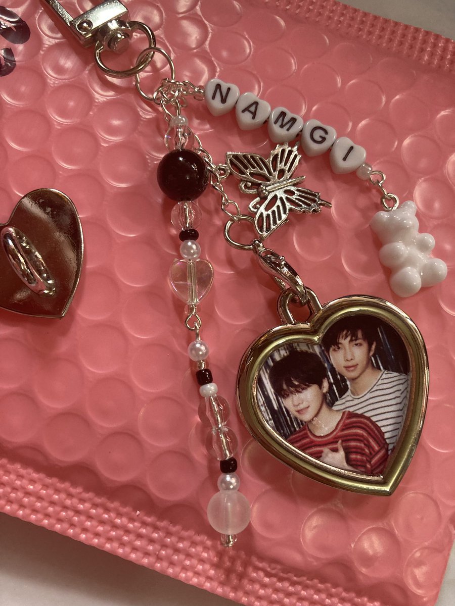 dyoongels's tweet photo. ˗ˏˋ @gossamerstudio #gossamergoodies ˎˊ˗
— received this while i was having a burn out moment! rlly happy abt these cute keyrings🥺🥺
꒰ #dyoonmails ꒱ https://t.co/zPt9HeXuAI