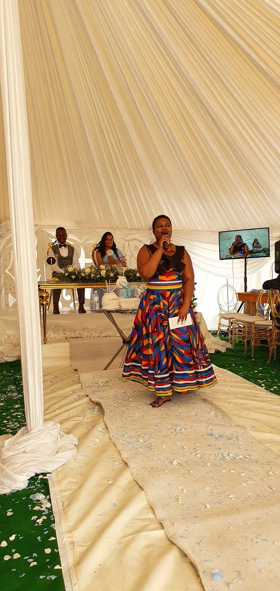 Rakgadi the Emcee. This role fits me yazi. Especially ko manyalong. It makes sense nje
Congratulations to Mr and Mrs Pholafudi
👗 KeleFoko
