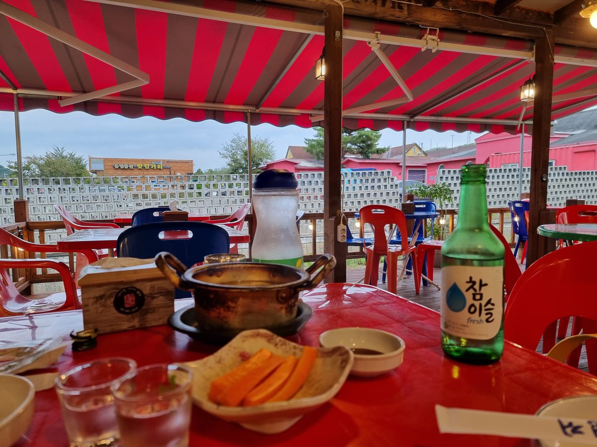 #무즐라 갔다가 술먹으러 왔는데 바람도 불고 날씨도 찌뿌둥한게 #참이슬 한잔 털어넣기 좋네요~ 날씨가 다한 술먹기좋은핑계ㅎㅎ
같이 편하게 한잔하실분 디엠주세요♡

#부부커플 #부부모임 #부커모임 #커플모임 #섹트 #파주 #DM환영