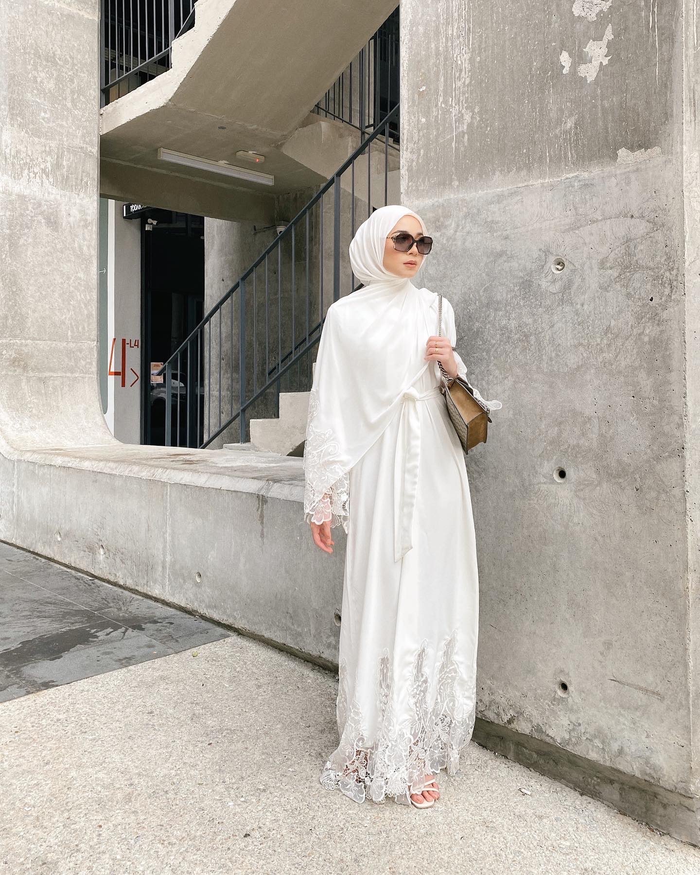 HijabistaHUB on X Wanna look classy and sophisticated Go for an all white outfit Featuring our Aafiya Abaya in off white https t rosXDwDhf8 X