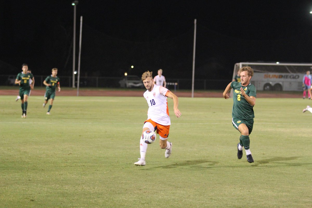 fpusunbirds's tweet photo. ⚽️ | Fellipe Souza's second half goal proved to be the game-winner as the Fresno Pacific University men's soccer team shutout Hawaii Hilo 1-0 on Tuesday night.  

More | https://t.co/ZajAnAcQwS

#TeamFPU | #BackTheBirds https://t.co/uJOXwhA2Oz