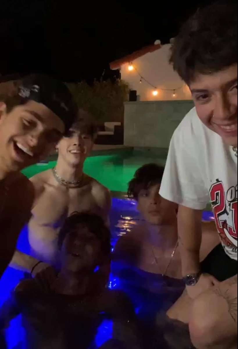 sraseavey's tweet photo. MY EVERYTHING!! 😭 #loveback https://t.co/pM22CnL9p9