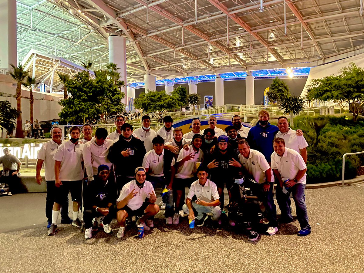 Brenden1744's tweet photo. A big thanks to the LA Chargers and Keenan Allen for having our Seniors and Coaches attend their Crucial Catch Cancer Awareness Game‼️ https://t.co/1oSyGDyg8V