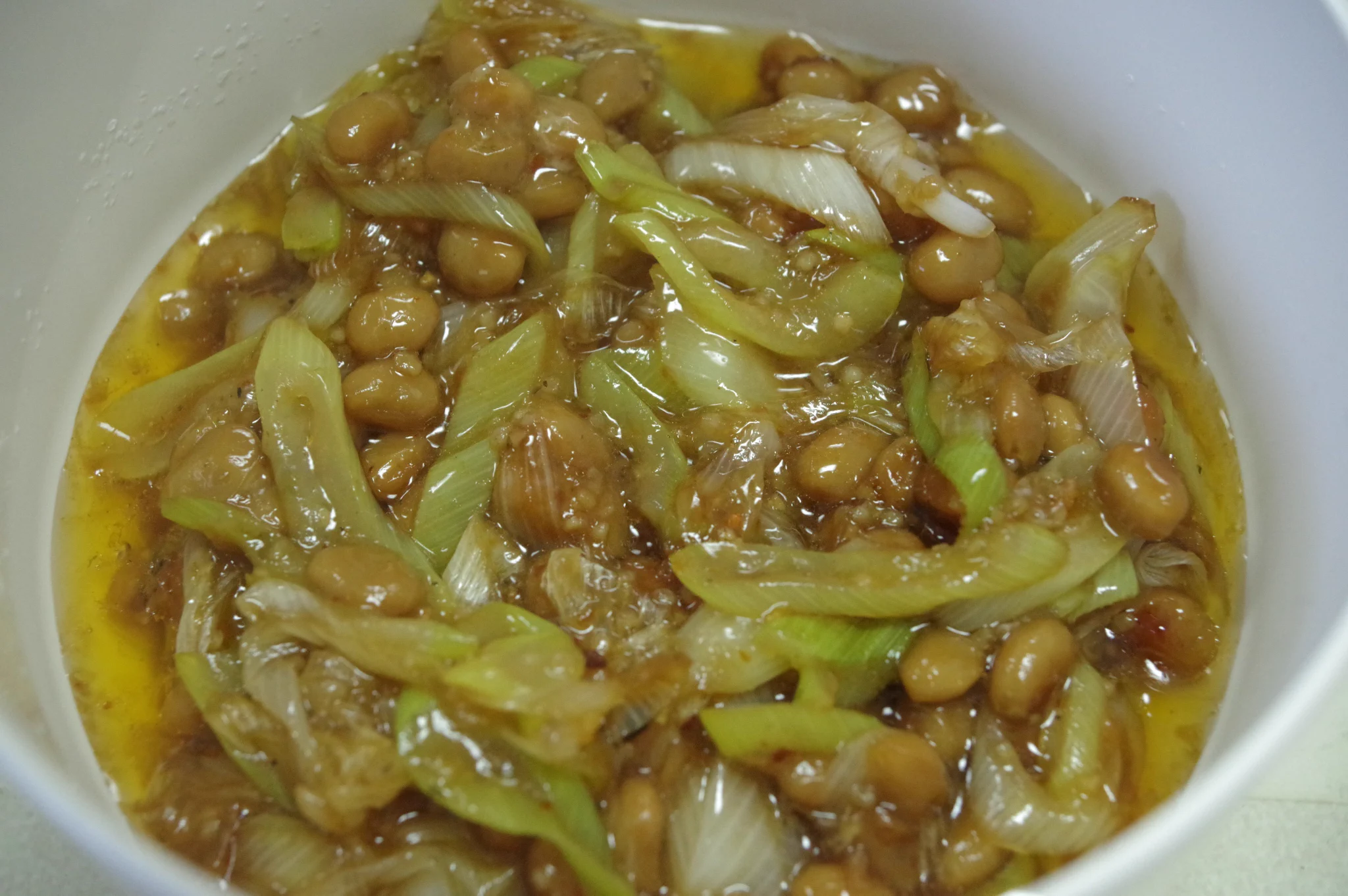 『パンが無ければ、ご飯があるじゃない？』
後世の創作らしいけど、上手いコト言ったものですね
お待たせいたしました
本日の #孤独のワッチ飯 
納豆と白葱のアヒージョ です
#丹精  