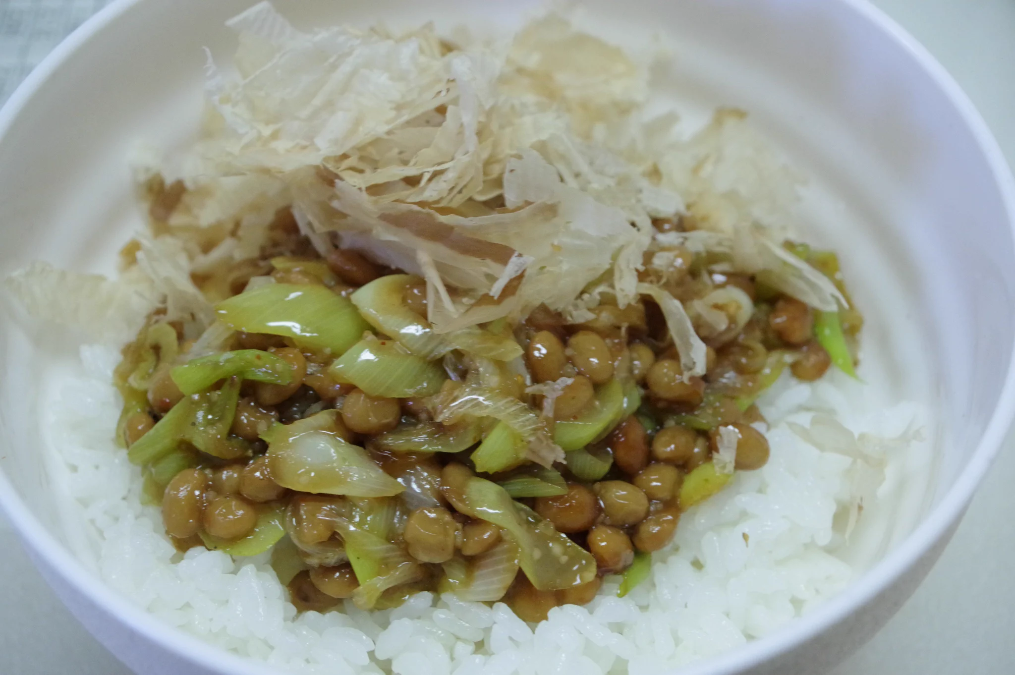 『パンが無ければ、ご飯があるじゃない？』
後世の創作らしいけど、上手いコト言ったものですね
お待たせいたしました
本日の #孤独のワッチ飯 
納豆と白葱のアヒージョ です
#丹精  