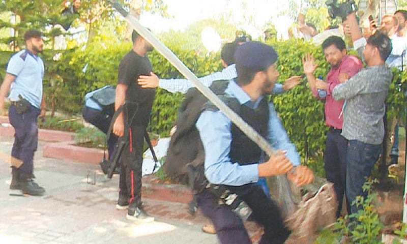 sherryrehman's tweet photo. Young doctors and students have been protesting in Islamabad  for the last 13 days over the NLE exam and MDCAT. Instead of resolving their grievances, the Govt has subjected them to tear-gas and baton charges. Is this how students are treated in #NayaPakistan? https://t.co/sbXVIGAeG4