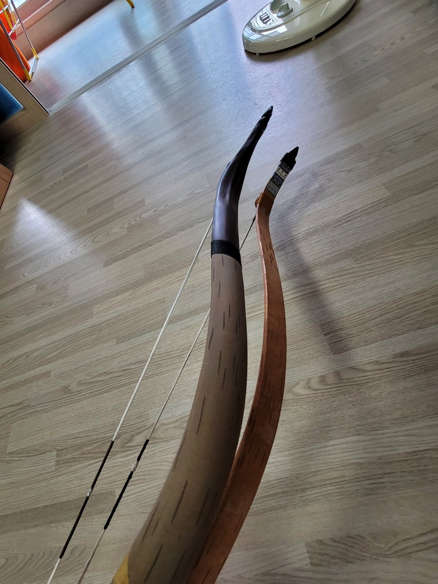 보우아트 김현기 작가님이 제작하신 쵸우센의 활

개량궁은 역사 리인엑트에 사용하기에 너무 밋밋해서 줌이 살아있고 용골이 있는 선고자 활을 부탁드렸습니다. 차이가 보이시나요?