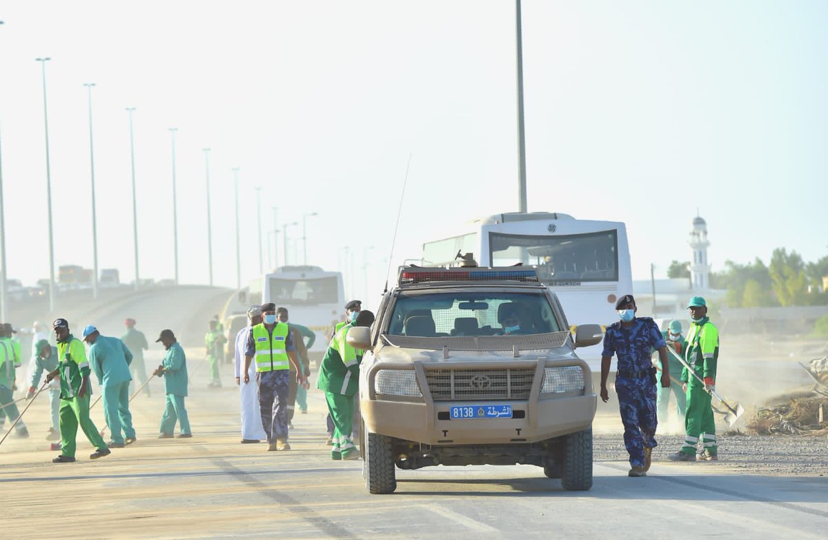 RoyalOmanPolice's tweet image. جهودٌ تبذل من أجل التخفيف عن المتضررين وإعادة الحياة للوضع الطبيعي، حفظَ الله عمان وأهلها الكرام
#شرطة_عمان_السلطانية 
#شاهين