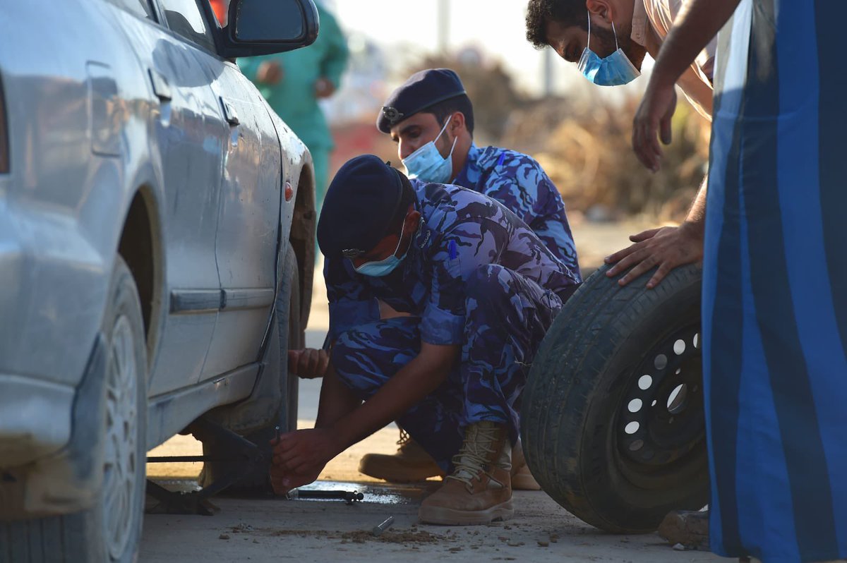 RoyalOmanPolice's tweet image. جهودٌ تبذل من أجل التخفيف عن المتضررين وإعادة الحياة للوضع الطبيعي، حفظَ الله عمان وأهلها الكرام
#شرطة_عمان_السلطانية 
#شاهين