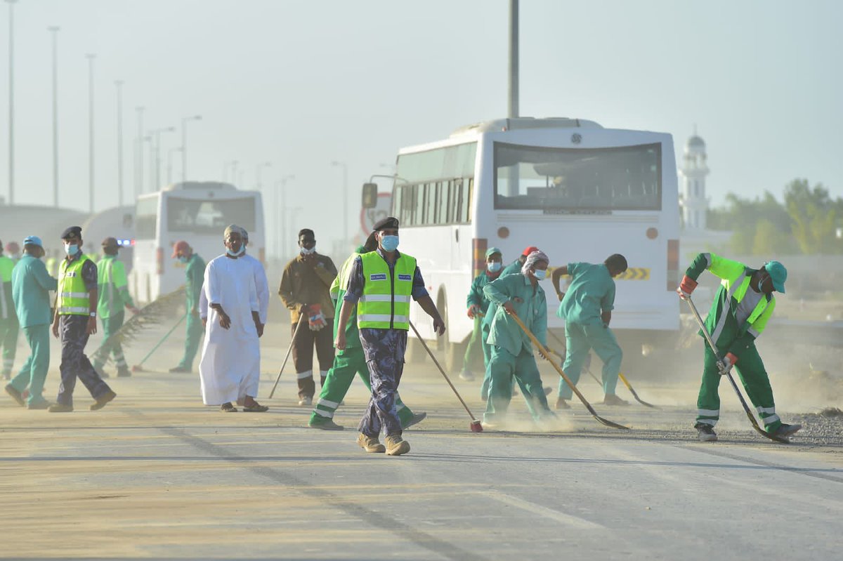 RoyalOmanPolice's tweet image. جهودٌ تبذل من أجل التخفيف عن المتضررين وإعادة الحياة للوضع الطبيعي، حفظَ الله عمان وأهلها الكرام
#شرطة_عمان_السلطانية 
#شاهين