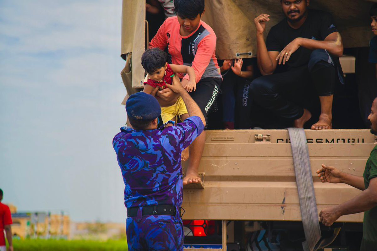 RoyalOmanPolice's tweet image. جهودٌ تبذل من أجل التخفيف عن المتضررين وإعادة الحياة للوضع الطبيعي، حفظَ الله عمان وأهلها الكرام
#شرطة_عمان_السلطانية 
#شاهين