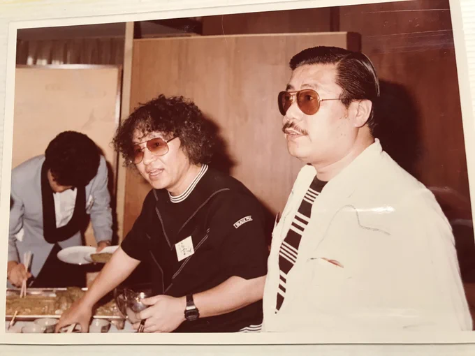 1983年母の日本漫画家協会の授賞式のアルバムより、とても仲良しだった石ノ森先生と写っている父です☺️

一緒に海外旅行をした時、四十肩だった父の着替えを石ノ森先生に手伝って貰ったというエピソードを今でも思い出します😂

今頃久しぶりの再会を果たしてるかな✨

#さいとうたかを
#石ノ森章太郎 