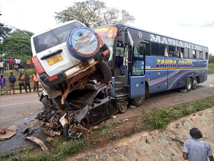 MAMBO MUHIMU ya Kuzingatia Unapotaka Ku-OVERTAKE gari HIGHWAYS... . Kama Umekua ukisafiri (Dereva/Abiria) safari ndefu basi hicho kichwa cha huu UZI hapo juu kinakupa picha flani Kichwani... . Basi twende pamoja na haya MAMBO yaliyookoa Maisha ya Fredy na familia yake... 👇