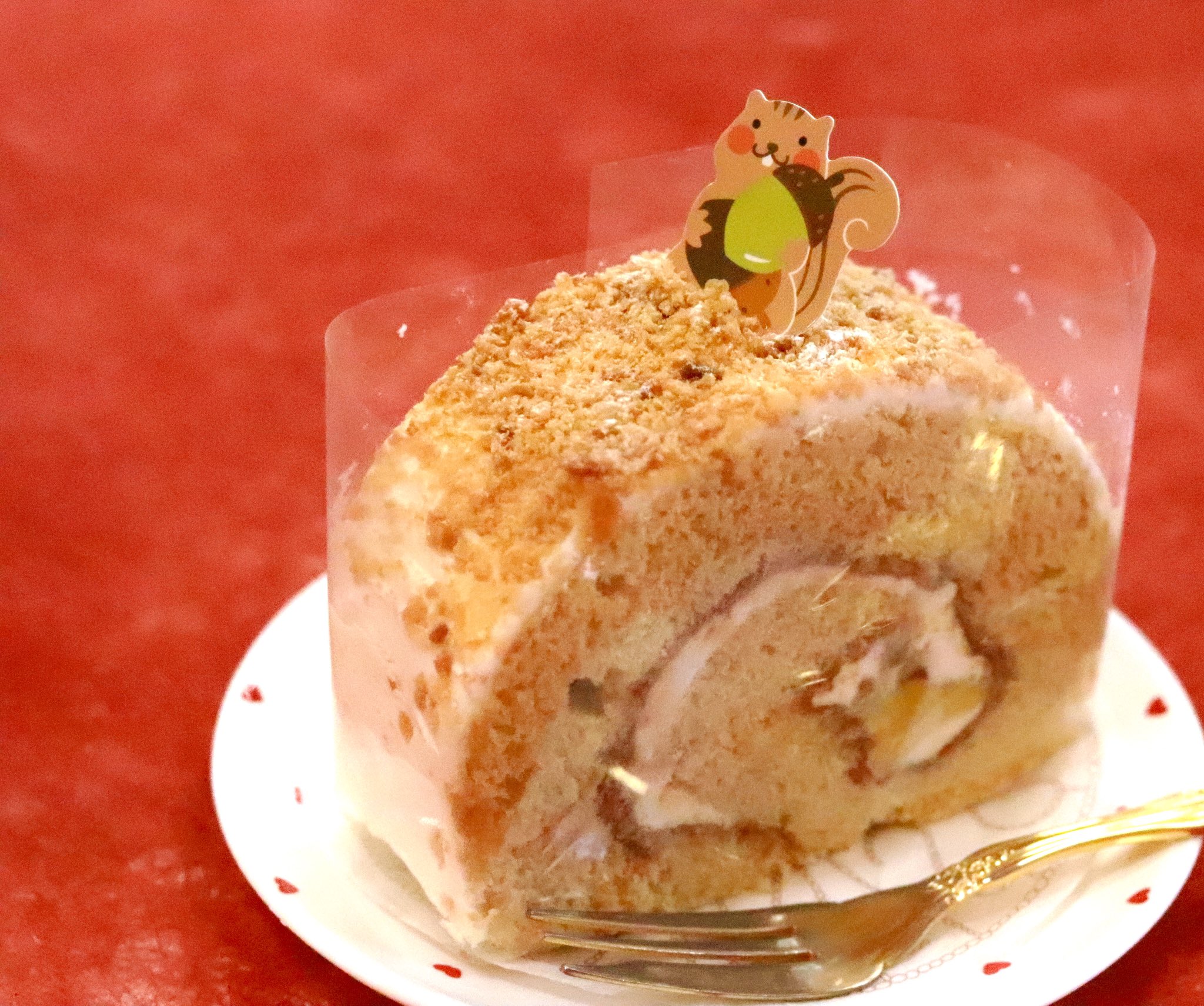 モンターニュ浜松 オータムロール メープル風味のロールケーキ の中に メープルシュガーを使った生クリームと刻んだ が入ってます 上にはアーモンドクランチをまぶしました 期間限定なのでお早めにお買い求めくださいね オータム ロール メープル