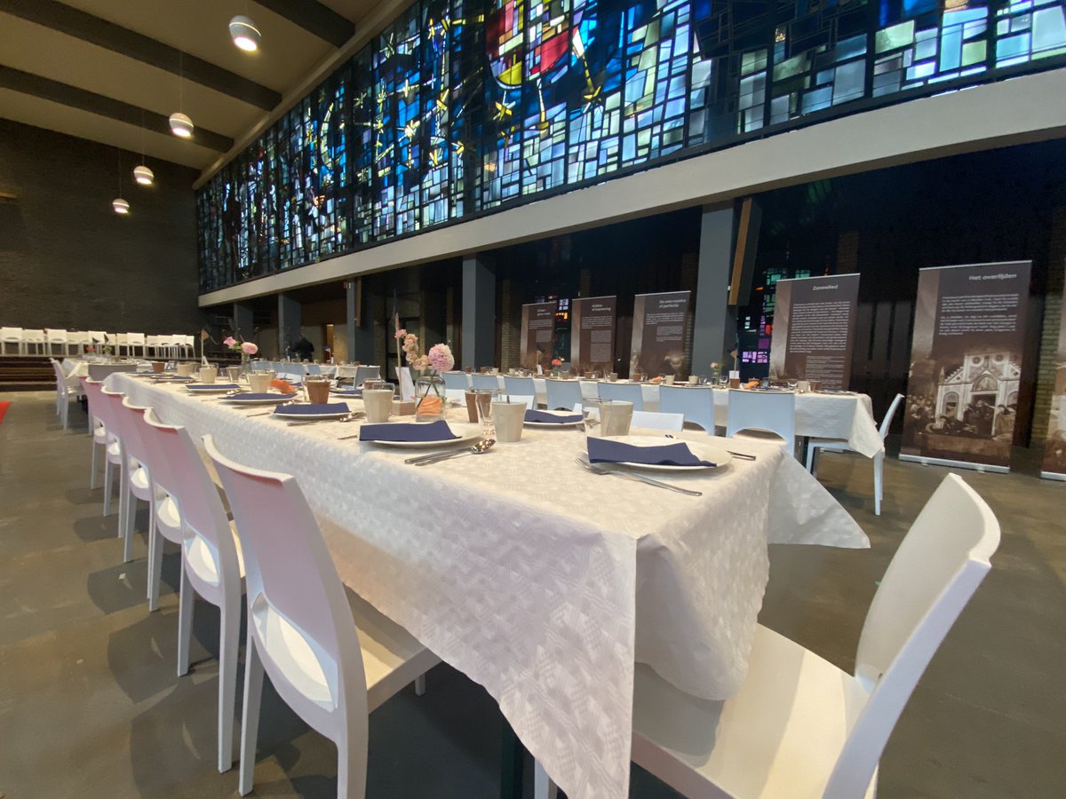 Vandaag is het zover! De eerste editie van Eten met Franciscus gaat van start, de tafel is gedekt👍 met grote dank aan Gemengd Koor Creatura, de leerlingen van Het Kwadrant Weert en vele ondernemers zonder wiens hulp het niet gelukt was! Ook dank <a href="/gemeenteweert/">Gemeente Weert</a> en <a href="/RotaryWeert/">Rotary Weert</a>