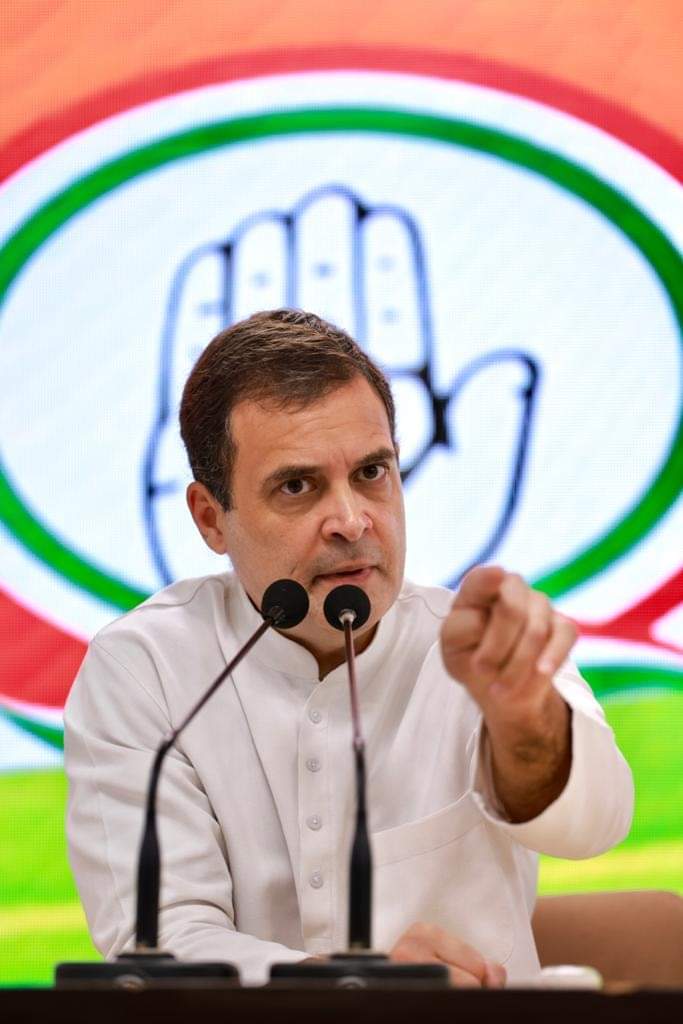 किसानों को जीप से कुचला जा रहा है, उनकी हत्या की जा रही है, इस घटना (लखीमपुर खीरी) में एक केंद्रीय मंत्री और उनके बेटे का नाम सामने आ रहा है। 

कल प्रधानमंत्री लखनऊ गए लेकिन लखीमपुर खीरी नहीं गए। यह किसानों पर सुनियोजित हमला है।
- श्री <a href="/RahulGandhi/">Rahul Gandhi</a>

#IndiaDemandsJustice