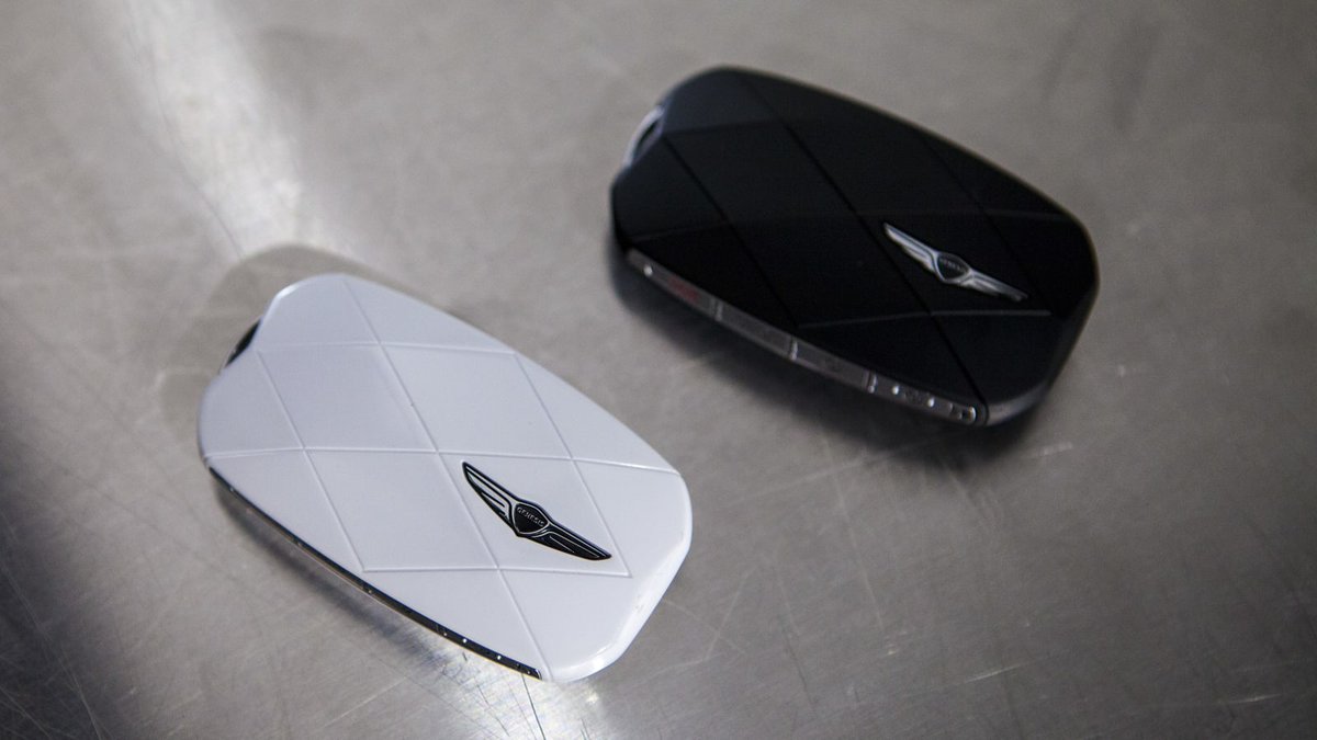 StanceFinland's tweet photo. A very simple- but excellent example of user story driven design from Genesis here. The new GV60 comes with two different colour keys. Perfect for partners sharing the car. (Thanks to @therealautoblog  for the image)
#GenesisGV60 https://t.co/r7D3cftVCe